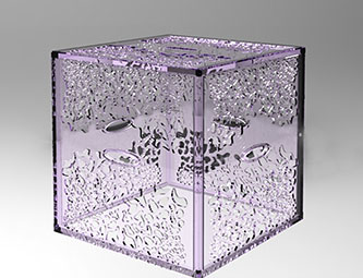 Cube transparent coloré
